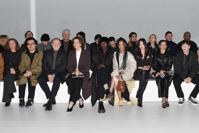 Song Hye Kyo tampak duduk di front row bersama sejumlah tamu penting lainnya seperti  Francois Henri-Pinault, Sigourney Weaver, Dev Hynes, dan Tessa Thompson. Foto: Getty Image/Instagram