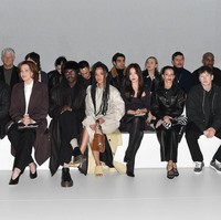 Song Hye Kyo tampak duduk di front row bersama sejumlah tamu penting lainnya seperti  Francois Henri-Pinault, Sigourney Weaver, Dev Hynes, dan Tessa Thompson. Foto: Getty Image/Instagram