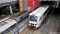 Banjir ini juga mengganggu pelayanan publik, seperti perjalanan kereta api. Rengga Sancaya/detikcom.