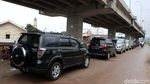 Kolong Tol Becakayu Jadi Lahan Parkir Kendaraan Warga Korban Banjir