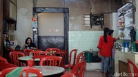 Dari zaman dulu, Kedai Kopi Pagi Sore milik Yasin tak banyak mengalami perubahan. Suasananya masih asli dan otentik. (Wahyu Setyo/detikcom)