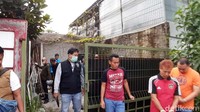 Sejumlah orang tampak diamankan.