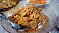 Yang unik adalah Asma Rujak. Rasanya segar asam, dengan kuah kacang. Isinya, potongan buah dan gorengan bakwan udang/kepiting. Enak! (Wahyu Setyo/detikcom)