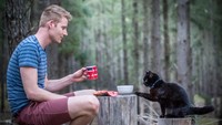 Seorang pria bernama Rich East melakukan hal yang berbeda dari orang pada umumnya. Rich berkeliling Australia bersama kucing kesayangannya. (Rich East & Willow The Van Cat/Instagram)