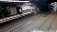 Informasi dari pihak KRL menyebutkan KA 1055 (Bogor-Jakarta Kota) perjalanan hanya sampai Stasiun Manggarai dan kembali sebagai KA 1056 (Manggarai-Depok).