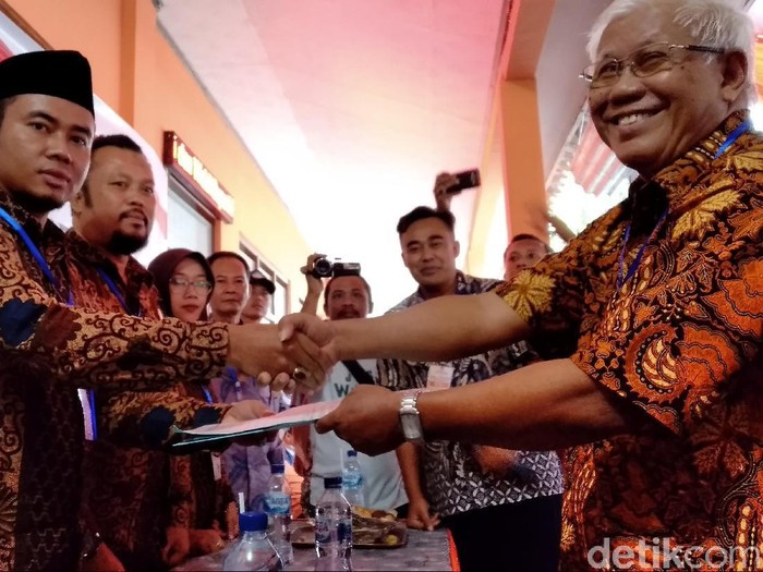 Pasangan Supratman-Ari Rian Priatna setor berkas dukungan ke KPU Pangandaran