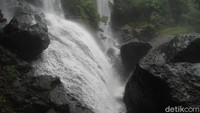 Walau jaraknya cukup dekat dengan dengan pemukiman warga, tidak mudah mencapai lokasi Air Terjun Tai Bai (Abdy Febriady/detikcom)