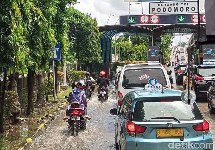 Banjir di Jl Yos Sudarso, Sepeda Motor Masuk Tol Wiyoto Wiyono Lalu lintas Jl Yos Sudarso dialihkan akibat banjir. Sepeda motor untuk sementara waktu bisa masuk ke ruas Tol Wiyoto Wiyono, Jakarta.