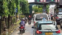 Sejumlah sepeda motor tampak memasuki gerbang tol.