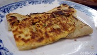 Untuk roti prata isi, ada yang isi daging sapi atau ikan. Bentuknya mirip dengan martabak. Rasanya sungguh lezat. (Wahyu Setyo/detikcom)