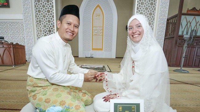Perkenalan pria berusia 36 tahun ini dengan Giovanna dimulai di Instagram. Khalies mulai mencari tahu tentang Giovanna di Instagram dan Facebook, sebulan setelah mengetahui wanita itu memeluk islam di masjid Universitas Malaysia Terengganu (UMT), tempat dirinya bekerja. Foto: dok. Facebook