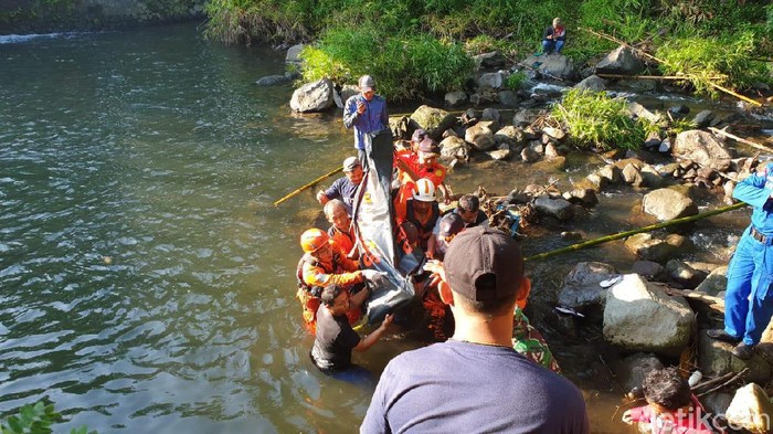 Evakuasi 2 korban terakhir susur sungai SMPN 1 Turi