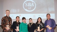 Presiden Indonesia Business Council for Sustainable Development (IBCSD) Shinta Kamdani dan Kepala Sekretariat Nasional SDGs Amalia Adininggar Widyasanti bersama Manajemen Grup April juga hadir dalam malam penghargaan Sustainable Business Awards (SBA) 2020. Foto: dok. April