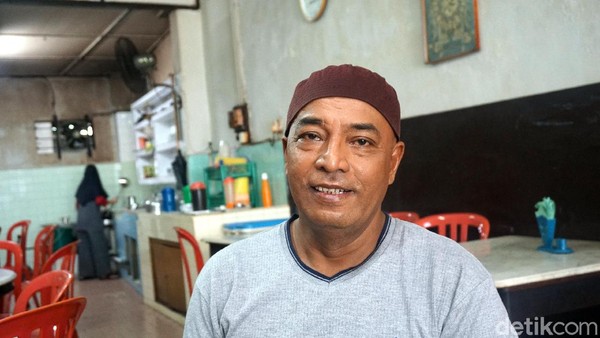 Pemiliknya bernama Mohammad Yasin (57), yang meneruskan usaha ini dari orang tuanya. Dari racikan tangan Yasin, traveler akan merasakan hidangan lezat. (Wahyu Setyo/detikcom) Pemiliknya bernama Mohammad Yasin (57), yang meneruskan usaha ini dari orang tuanya. Dari racikan tangan Yasin, traveler akan merasakan hidangan lezat. (Wahyu Setyo/detikcom)