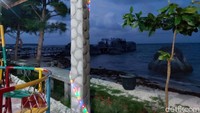 Hempasan ombak di pantai Sejuba terhalang bebatuan granit raksasa.