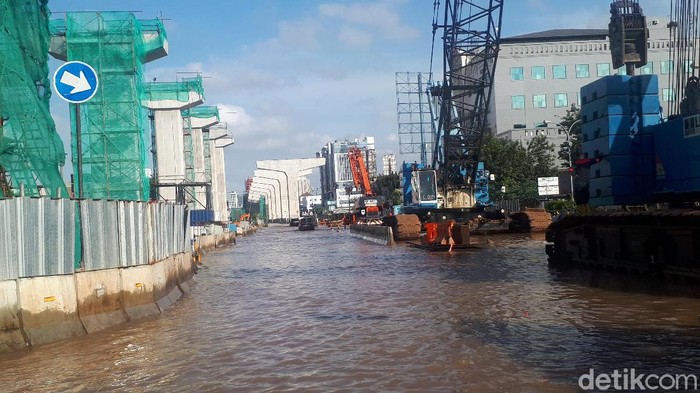 Jalan Boulevard Barat Raya, Kelapa Gading, Jakarta Utara pukul 16.30 WIB (Faiq Hidayat/detikcom)