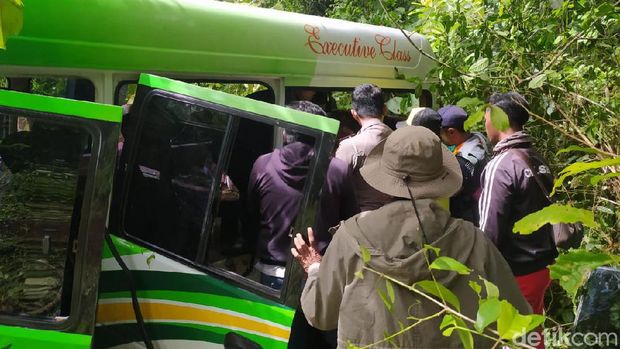 Minibus Angkut Mahasiswa dari Madura Terguling di Banyuwangi, 1 Orang Tewas