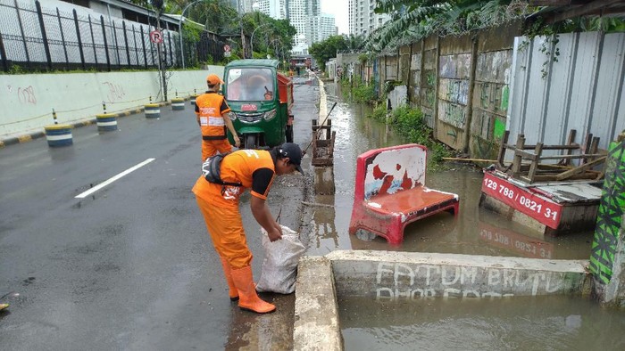 Sempat Banjir 40 Cm, Genangan di Belakang Hotel Shangri-La Sudah Surut