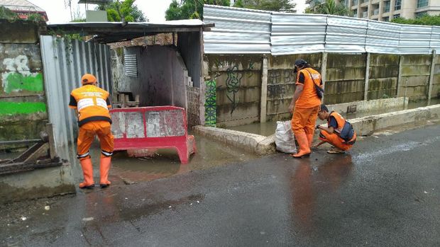 Sempat Banjir 40 Cm, Genangan di Belakang Hotel Shangri-La Sudah Surut