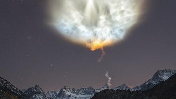 Kategori Heavenly Cloud Award dimenangkan oleh Brandon Yoshizawa dari Amerika Serikat. Karyanya menangkap asap yang ditinggalkan oleh roket SpaceX saat meluncur dari Sierra Nevada, California. Foto: International Landscape Photographer of the Year