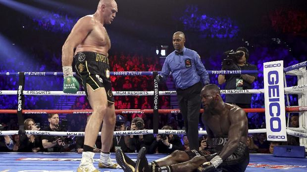 Deontay Wilder dua kali jatuh oleh Tyson Fury.