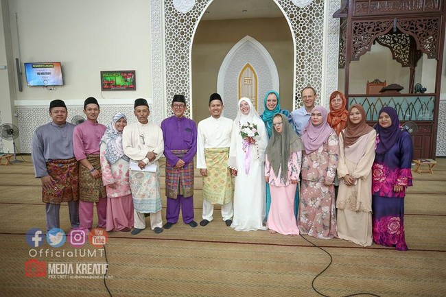 Saya masih ingat lagi waktu zaman sekolah saya pernah berkata nanti kalau sudah besar mau menikah dengan orang berambut pirang dan matanya hijau, cerita Khalies seperti dikutip dari mStar. Foto: dok. Facebook