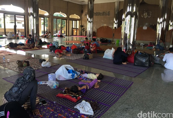 Warga Korban Banjir Masih Bertahan di Pengungsian Warga korban banjir di kawasan Cipinang Melayu, Jakarta Timur masih mengungsi di Masjid Universitas Borobudur. Begini kondisinya.