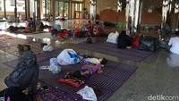Selain itu, sejumlah warga juga terpaksa harus mengungsi karena tempat tinggal mereka terendam banjir yang cukup parah. Salah siapa? Dimana kehadiran pemerintah daerah? Tiara Aliya Azzahra/detikcom.