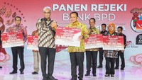 Ketua Asbanda Supriyatno (kiri) memberikan hadiah kepada pemenang undian pada acara Panen Rejeki Bank BPD Undian Tabungan Simpeda di Jakarta, Sabtu (22/2/2020). Dalam undian tersebut Bank Bengkulu mendapatkan undian utama yaitu uang tunai sebesar Rp500.000.000.