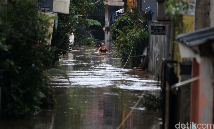 Potret Banjir di Cipinang Melayu Banjir merendam kawasan Cipinang Melayu, Jakarta. Begini potret banjir yang disebabkan hujan deras dan luapan Sungai Ciliwung tersebut.