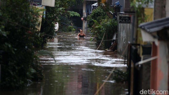 Banjir merendam kawasan Cipinang Melayu, Jakarta. Begini potret banjir yang disebabkan hujan deras dan luapan Sungai Ciliwung tersebut.