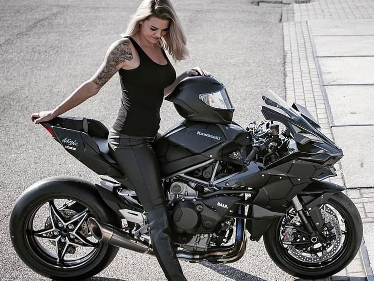Lady Bikers Seksi yang Bisa Ngajak Motor Rebahan