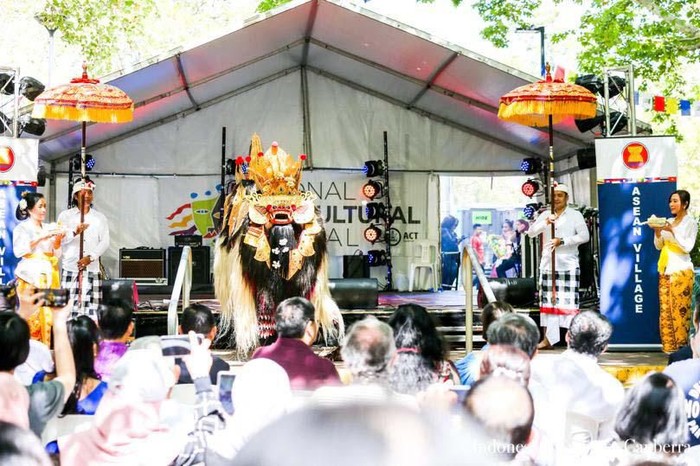 Tari Barong Curi Perhatian Warga Canberra Indonesia berpartisipasi pada National Multicultural Festival (NMF) di Canberra, Australia. Tahun ini, kontingen Indonesia menampilkan Tari Barong Bali.