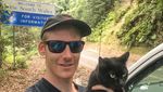 Pria Berhenti Kerja dan Pilih Traveling Bareng Kucing