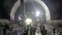 Tunnel 4 yang dikunjungi oleh Budi Karya hari ini memiliki panjang sekitar 1.395 m, pengerjaan tunnel dilakukan secara dua arah.