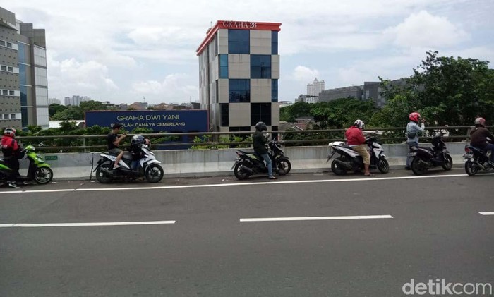 Lalu lintas Jl Yos Sudarso dialihkan akibat banjir. Sepeda motor untuk sementara waktu bisa masuk ke ruas Tol Wiyoto Wiyono, Jakarta.