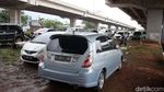 Kolong Tol Becakayu Jadi Lahan Parkir Kendaraan Warga Korban Banjir