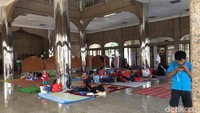 Pengungsi di sini merupakan warga RW 4 Kelurahan Cipinang Melayu, Jakarta Timur.