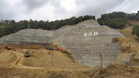 Dari pantauan langsung detikcom, pengerjaan difokuskan untuk membelah bukit yang akan digunakan untuk membangun main dam alias bendungan utama. Alat berat terpantau mulai mengeruk tanah di lokasi proyek. Foto: Herdi Alif Al Hikam
