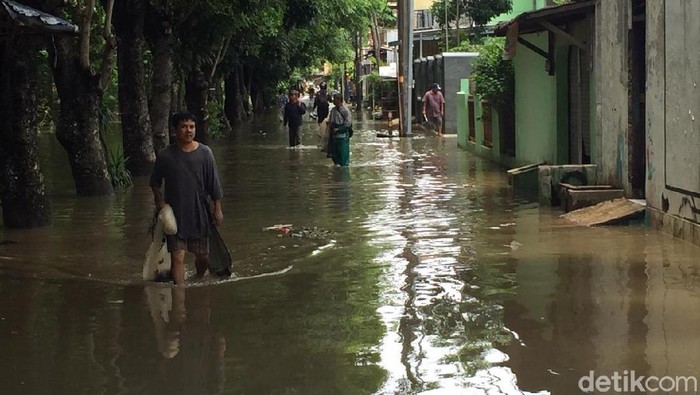 Kondisi jalanan sekitar Kompleks Perumahan Aneka Elok pukul 12.15 WIB (Tiara Aliyah Azzahra/detikcom)