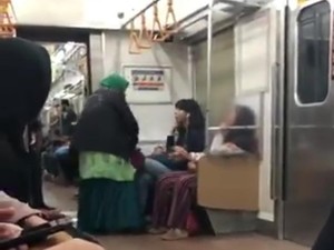 Teguran Satpam Kereta Berujung Emak-emak Jenggut Perempuan Muda