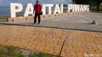 Pantai Piwang membentang di tepi kota Ranai.