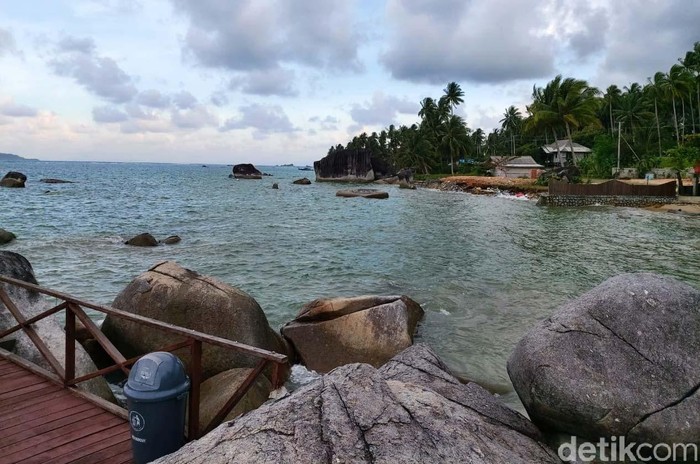 Kawasan Natuna menang terkenal dengan pantainya yang indah. Ada banyak pantai yang bisa dinikmati. Yuk lihat.