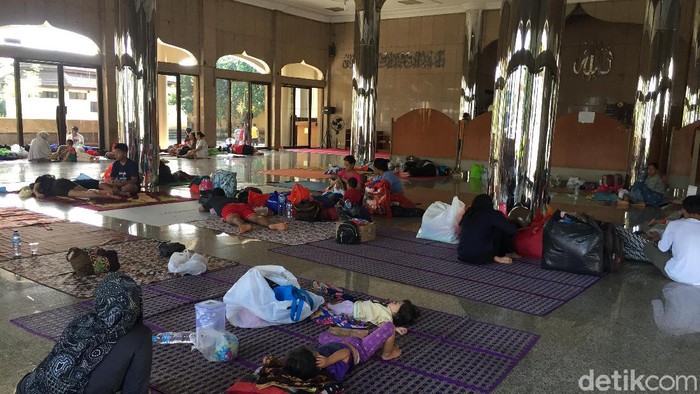 Pengungsi di Masjid Universitas Borobudur (Tiara Aliyah Azzahra/detikcom)