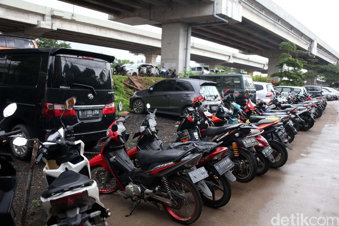Kolong Tol Becakayu Jadi Lahan Parkir Kendaraan Warga Korban Banjir Ratusan kendaraan terparkir di kolong Tol Becakayu, di Cipinang Melayu Jakarta. Kendaraan ini milik warga yang menjadi korban banjir.