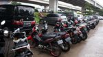 Kolong Tol Becakayu Jadi Lahan Parkir Kendaraan Warga Korban Banjir