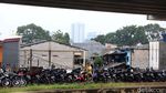 Kolong Tol Becakayu Jadi Lahan Parkir Kendaraan Warga Korban Banjir