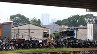 Ada ratusan sepeda motor dan mobil yang dievakuasi.