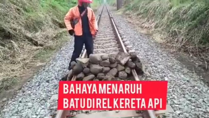 viral tumpukan batu di atas rel