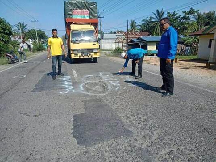 Warga di Langkat, Sumatera Utara (Sumut), menggelar protes gara-gara jalan berlubang. Protes dilakukan dengan mengecat ruas jalan yang berlubang.